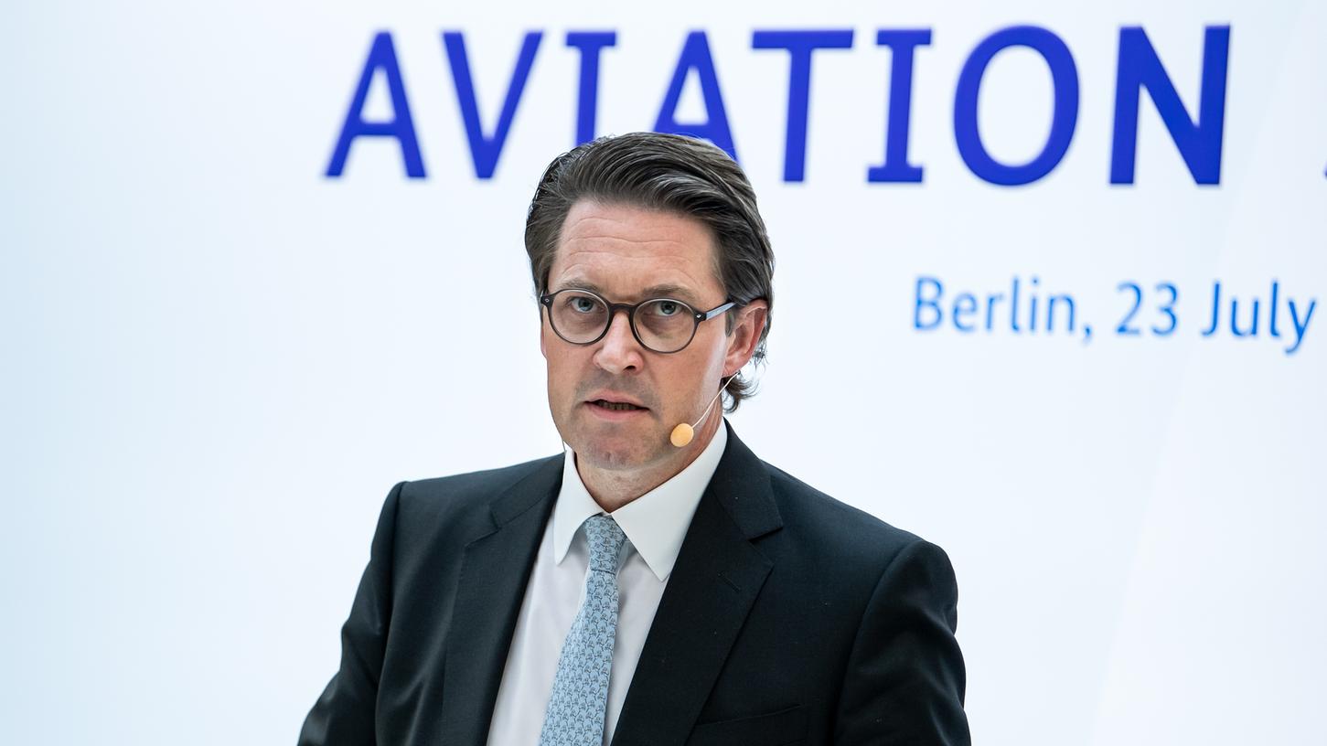 Bundesverkehrsminister Andreas Scheuer (CSU) im Juli 2020 bei einer Veranstaltung der Luftfahrtbranche in Berlin. Der Minister steht in der Kritik wegen eines kurzen Fluges von Hamburg auf die Nordsee-Insel Sylt.