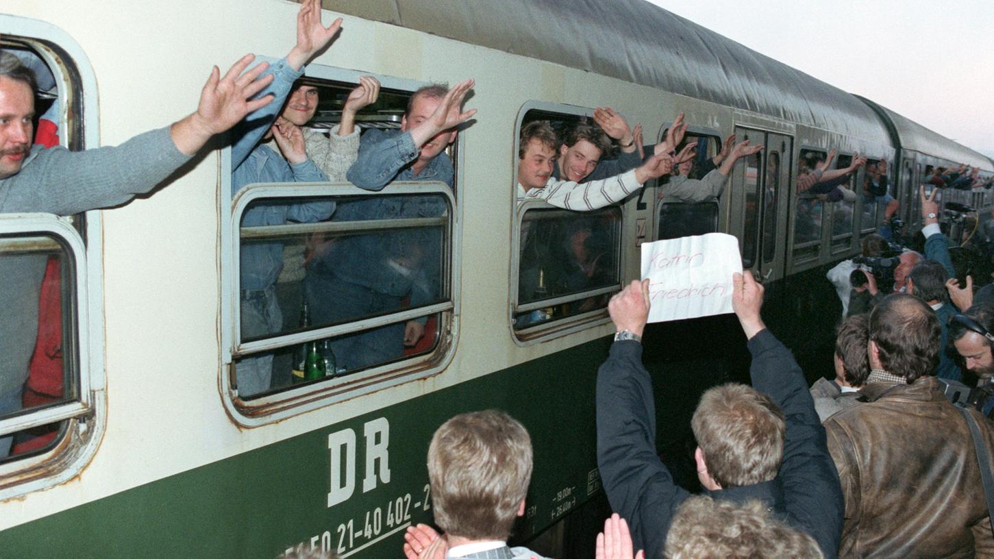Anfang Oktober 1989 wurden ausreisende DDR-Bürger auf dem Hofer Hauptbahnhof von jubelnden Menschenmassen empfangen. Die oberfränkische Kommune war für viele Flüchtlinge das Tor zur Freiheit, in den Jahren zuvor war die Stasi dort überaus aktiv.