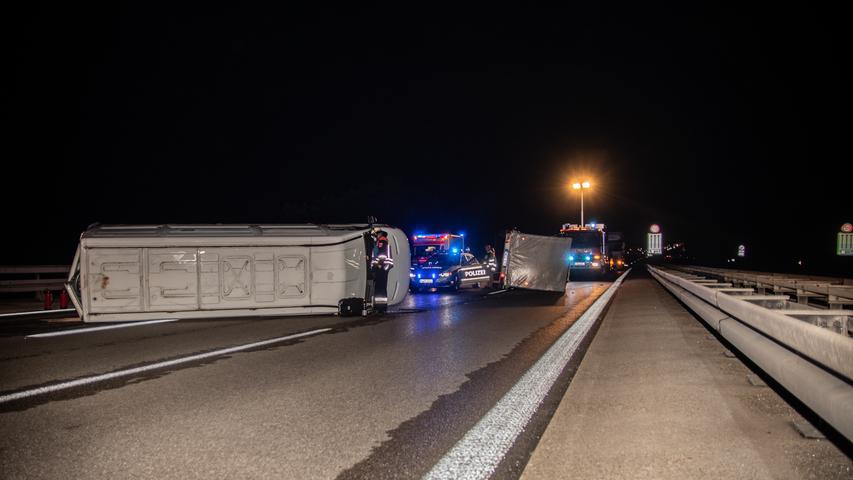 Lichtenau: Transporter kippt mit Anhänger auf der A6 um