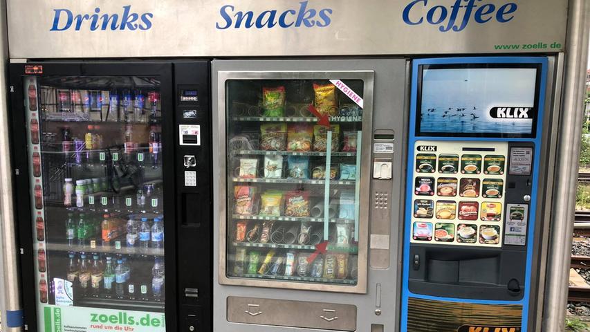 Snacks und Getränke können sich Bahnreisende an diesen Automaten ziehen.