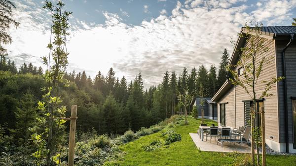 Für Langlau hat man ein "innovativ-ökologische Muster-Ferienanlage" angekündigt. Was sich genau hinter diesem Begriff verbirgt, soll die Öffentlichkeit noch im September erfahren. Dann werden konkretere Planungen vorgestellt.