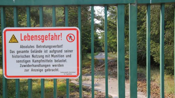 Das Betreten ist strengstens verboten und das 150 Hektar große Areal komplett eingezäunt. Keiner weiß, welche Altlasten und explosiven Hinterlassenschaften drei Armeen in gut 50 Jahren Nutzung hinterlassen haben.