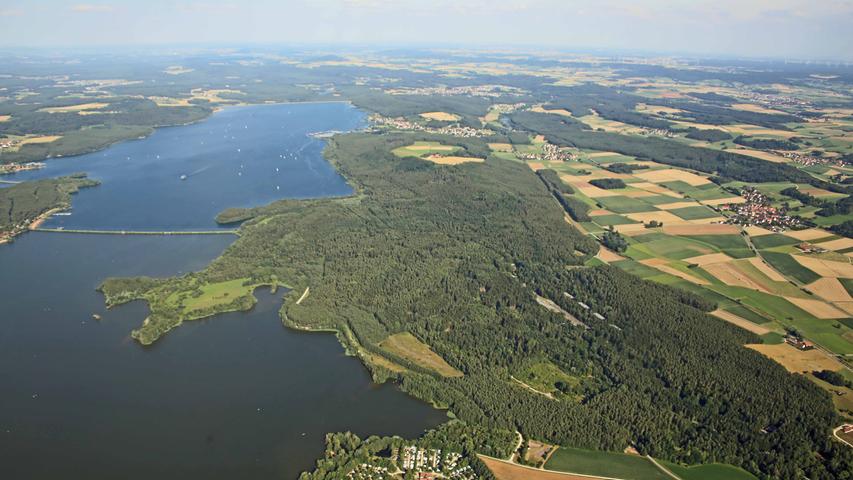 Das Muna-Gelände liegt zwischen dem großen und dem kleinen Brombachssee. Es handelt sich um das Waldgebiet in der Bildmitte.