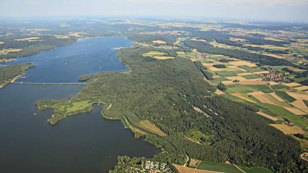 Das Muna-Gelände liegt zwischen dem großen und dem kleinen Brombachssee. Es handelt sich um das Waldgebiet in der Bildmitte.