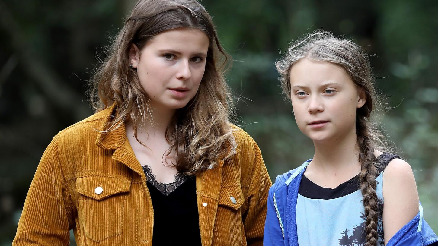 Die Klimaschutzaktivistinnen Luisa Neubauer (l) und Greta Thunberg stehen zusammen im Hambacher Forst.