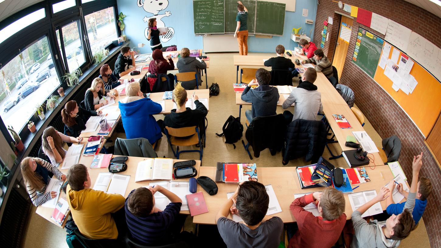 Schüler lernen in voller Klassenstärke - eine Szene aus Hannover. Foto: Julian Stratenschulte, dpa