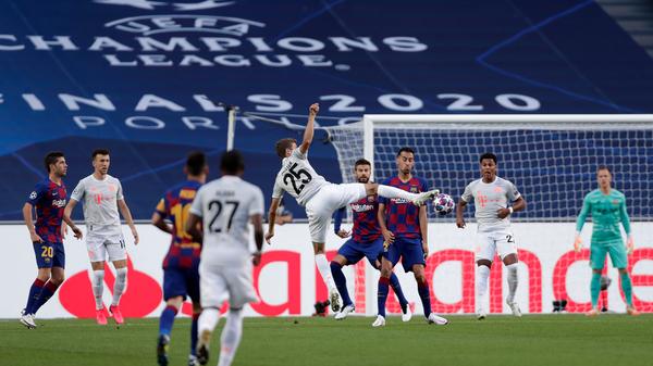 Goal: "Das war kein Spiel, das war kaltblütiger Mord. Ein Mord, der absehbar und mit aller Härte der Welt unerbittlich war. Da nach Zwei die Drei kommt, hat Barça alles getan, um seinen Weltrekord für Jämmerlichkeit noch zu überbieten. Nachdem das Team in Rom und Anfield gedemütigt worden war, brach es seinen eigenen Rekord und verließ Lissabon mit acht Treffern im Sack. In Lissabon wurde ein Duell zwischen Sportlern und Touristen ausgetragen, dessen Ergebnis ebenso kraftvoll wie verdient war. Als Chronik eines angekündigten Todes schlug Bayern Barça auf vernichtende Weise."