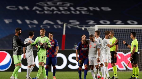 La Vanguardia (Spanien): "Bayern beerdigt den FC Barcelona. Die Blaugrana machen sich in Lissabon lächerlich. Die Demütigung war ungeheuer. Es wird lange dauern, bis die Schande verblasst. Champions kriechen nicht so. Was für eine Strafe. Wie schmerzhaft. Was für ein Untergang. Lissabon ist vielleicht das dunkelste Kapitel in der schwarzen Geschichte Barcelonas."