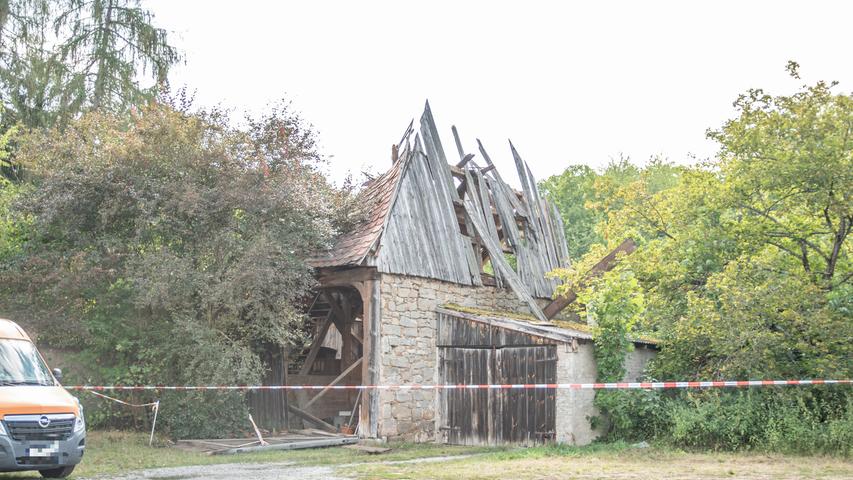 Niemand verletzt: Dach einer Scheune in Erlangen eingestürzt
