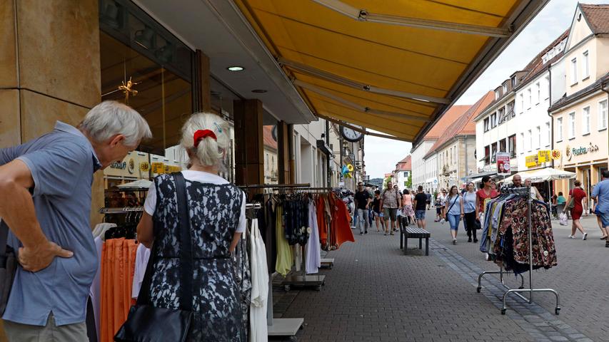 In katholischen Gemeinden wird der Feiertag Mariä Himmelfahrt begangen, im protestantischen Erlangen kann dagegen nach Herzenslust eingekauft werden. Das sorgte am Samstag für eine kleine "katholische Invasion".