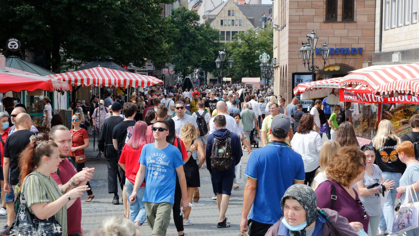 Während im größten Teil Bayerns an Mariä Himmelfahrt die Läden zu bleiben, kann in Nürnberg eingekauft werden. Die Händler freuen sich über viel Umsatz.