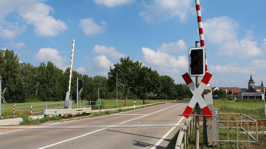 Fünf Pkw-Fahrer sind bei Kalchreuth einfach durch eine halb geschlossene Bahnschranke (Symbolbild). 