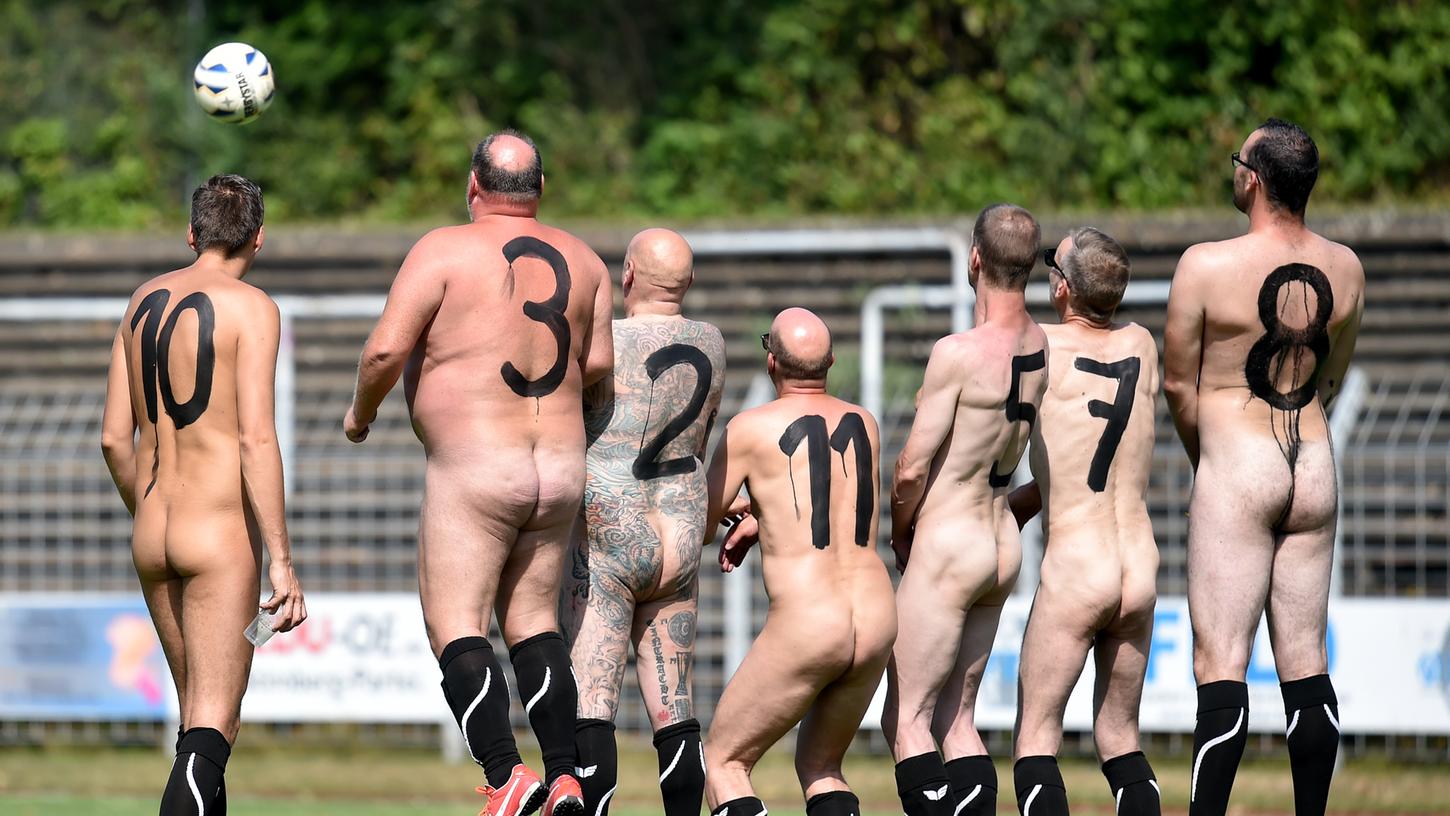 голые мужчины играют в футбол фото 15
