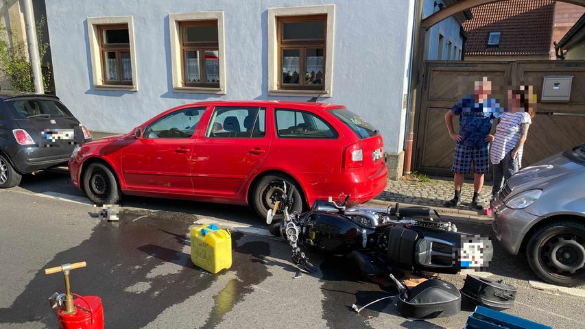 Schwerer Motorradunfall bei Bamberg: Vater und achtjähriges Mädchen verletzt