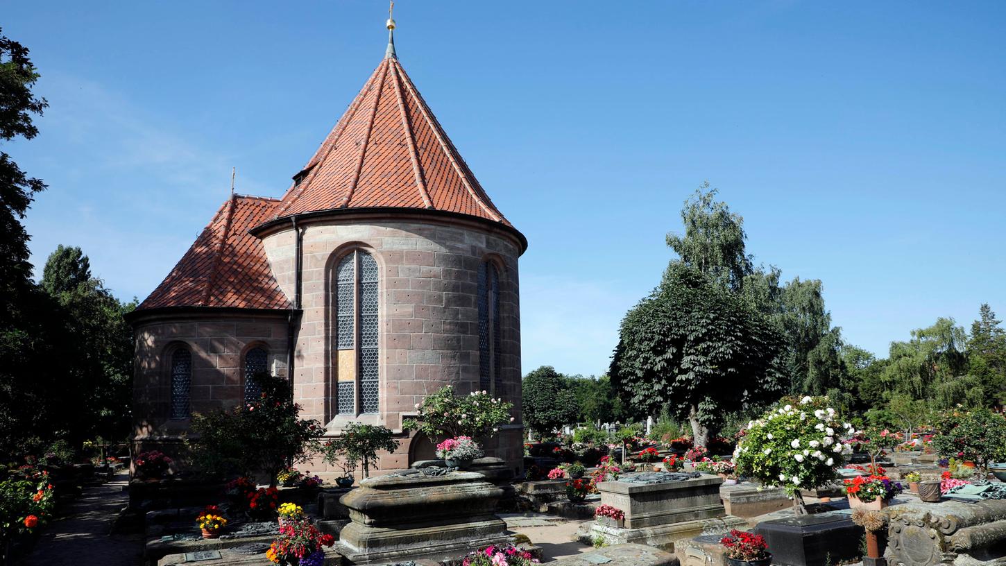 Kunsthistorisches Kleinod inmitten blumengeschmückter Gräber: die Holzschuherkapelle auf dem Nürnberger Johannisfriedhof