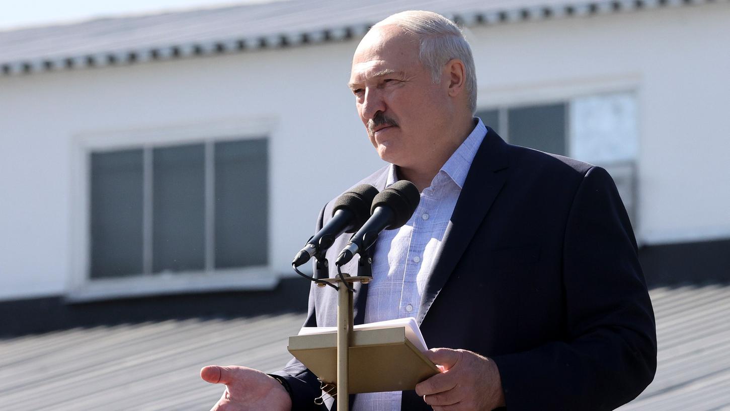 Alexander Lukaschenko, Präsident von Weißrussland (Belarus), spricht bei einer Kundgebung vor dem Minsker Radschlepperwerk. Lukaschenko bezeichnete die Streiks als "unbedeutend".