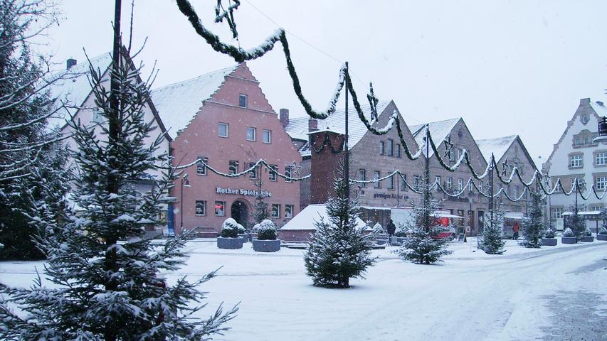 Winterlandschaft: Der Marktplatz mit Schnee bedeckt. 
