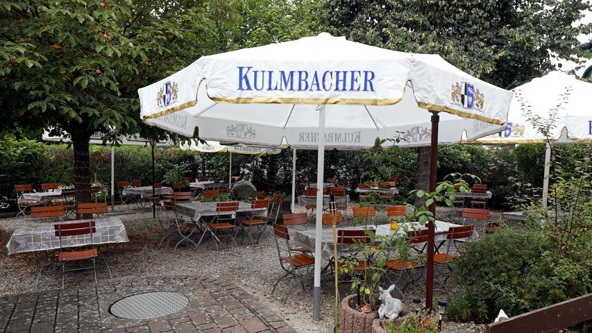 ...das auch über einen großen Biergarten verfügt.