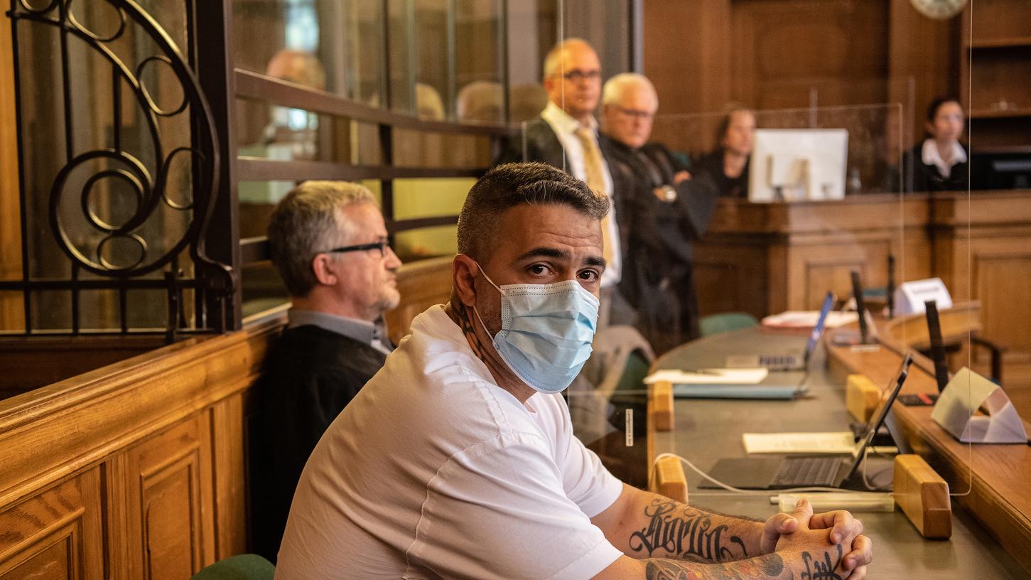 Bushido sitzt zu Beginn des Prozesses in einem Berliner Gericht.