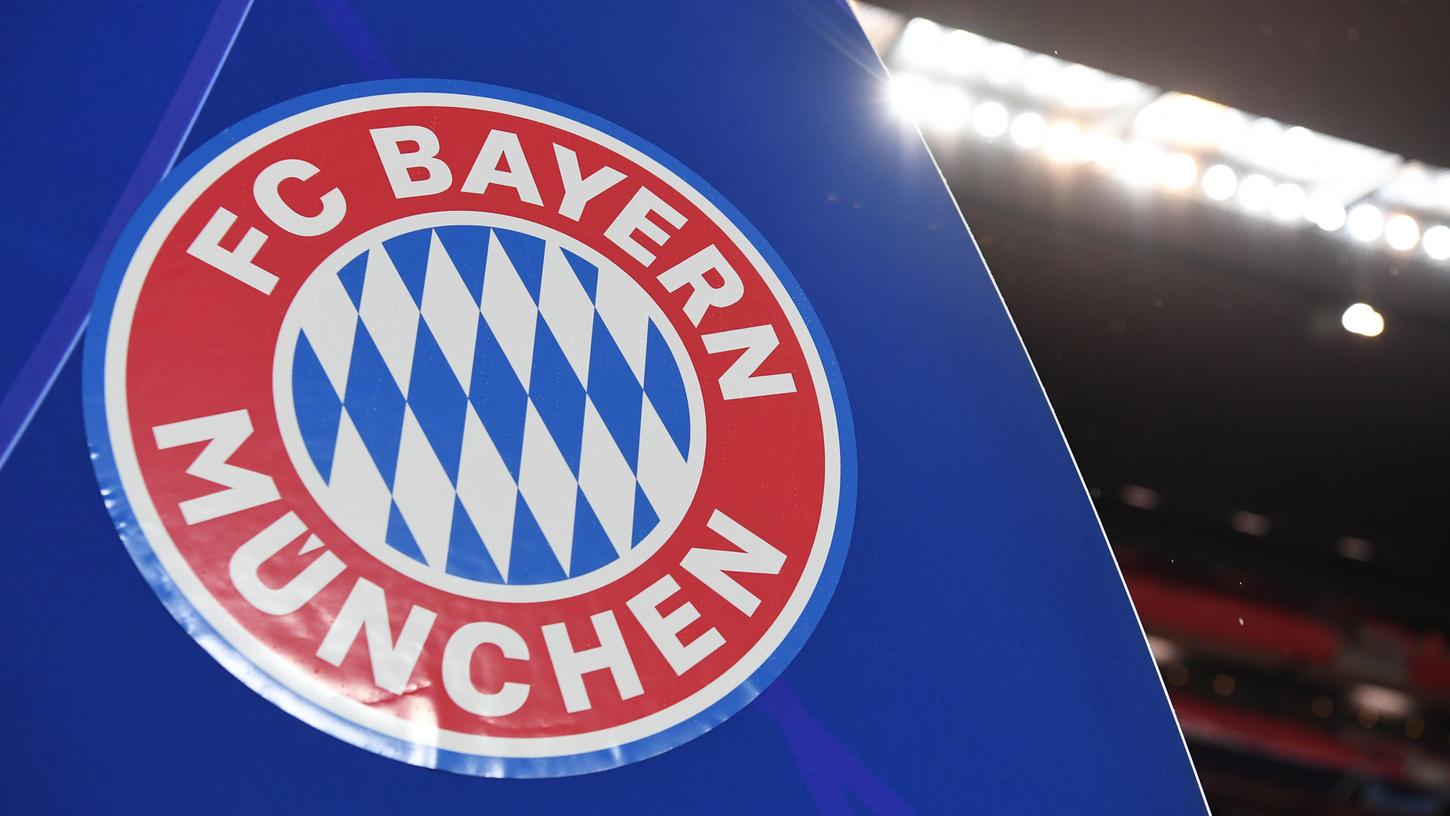 Der FC Bayern zieht nach Rassismus-Vorwürfen gegen einen Mitarbeiter Konsequenzen. Der Jugendtrainer soll sich in einer WhatsApp-Gruppe rassistisch zu Spielerverpflichtungen geäußert haben.