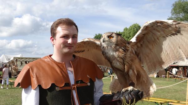 Auch die Falknerei bietet ein Kinder-Ferienprogramm. Außerdem werben die Betreiber mit einem neuen Bewohner: Der größte Greifvogel der Welt ist auf der Burg Rabenstein eingezogen. Riesenseeadler "Iwan" erstaunt dort die Besucher. Vorab Tickets kaufen lohnt sich. Weitere Infos gibt es hier.