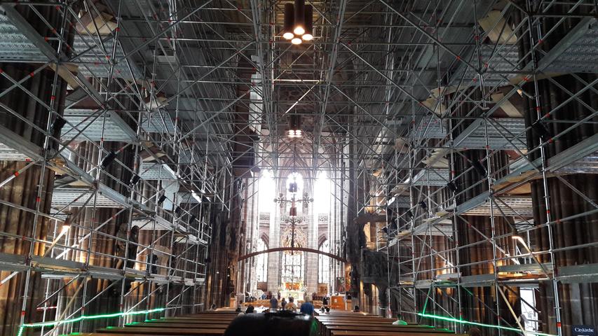 Interessanter Anblick: Die Lorenzkirche mit ihrem innenliegenden Gerüst.