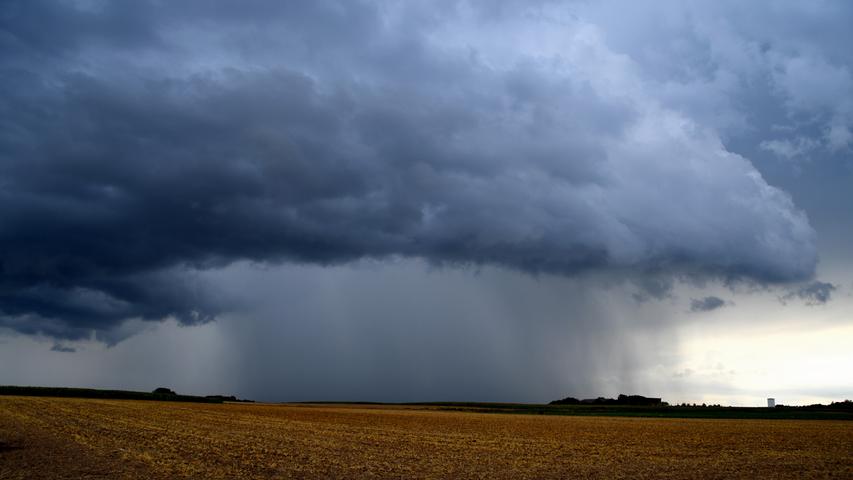 Die Gewitterwolken bei Erlangen-Hüttendorf, so scheint es, haben nur gebietsweise ihre Regenschleusen geöffnet. 