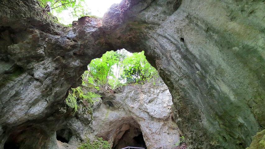 Die Felsformationen der Versturzhöhle Riesenburg. Die Riesenburg ist eine natürliche Karststeinhöhle bei Engelhardsberg, einem Ortsteil der oberfränkischen Gemeinde Wiesenttal. Gut markierte Wanderwege führen sowohl von Engelhardsberg als auch von der Schottermühle im Flusstal der Wiesent zu den sehenswerten grandiosen Felsgebilden.