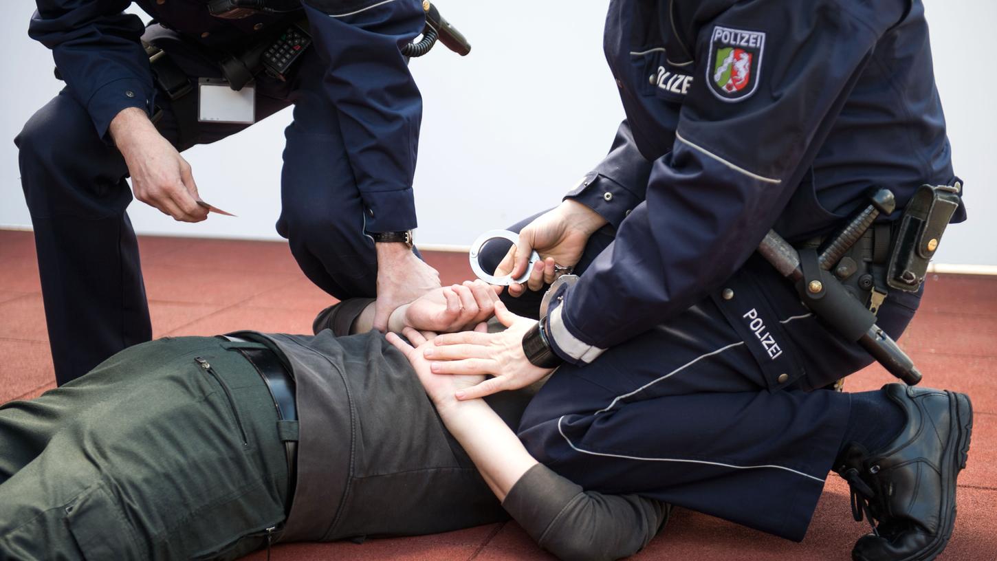 Wird in der Polizei-Ausbildung immer noch gelehrt: Die Fixierung eines Verhafteten durch Drücken des Knies auf den Kopf.
Wird in der Polizei-Ausbildung immer noch gelehrt: Die Fixierung eines Verhafteten durch Drücken des Knies auf den Kopf.