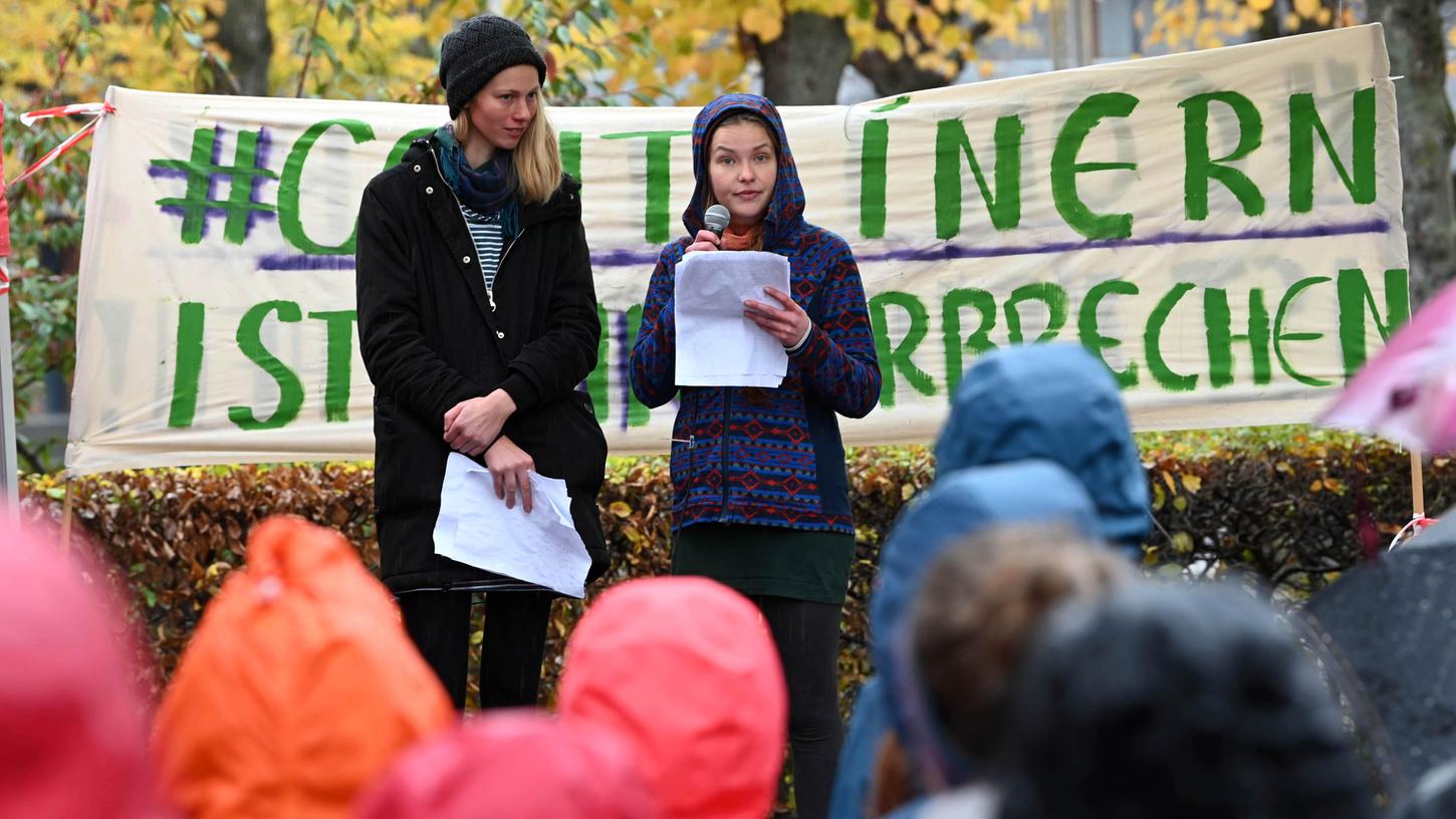 Die beiden Studentinnen Caro (l) und Franzi (r) sprechen beim Bundesverfassungsgericht bei einer Protestkundgebung im November 2019. Die Studentinnen waren wegen Diebstahls verurteilt worden, weil sie Lebensmittel aus dem Müllcontainer eines Supermarktes entnommen hatten.