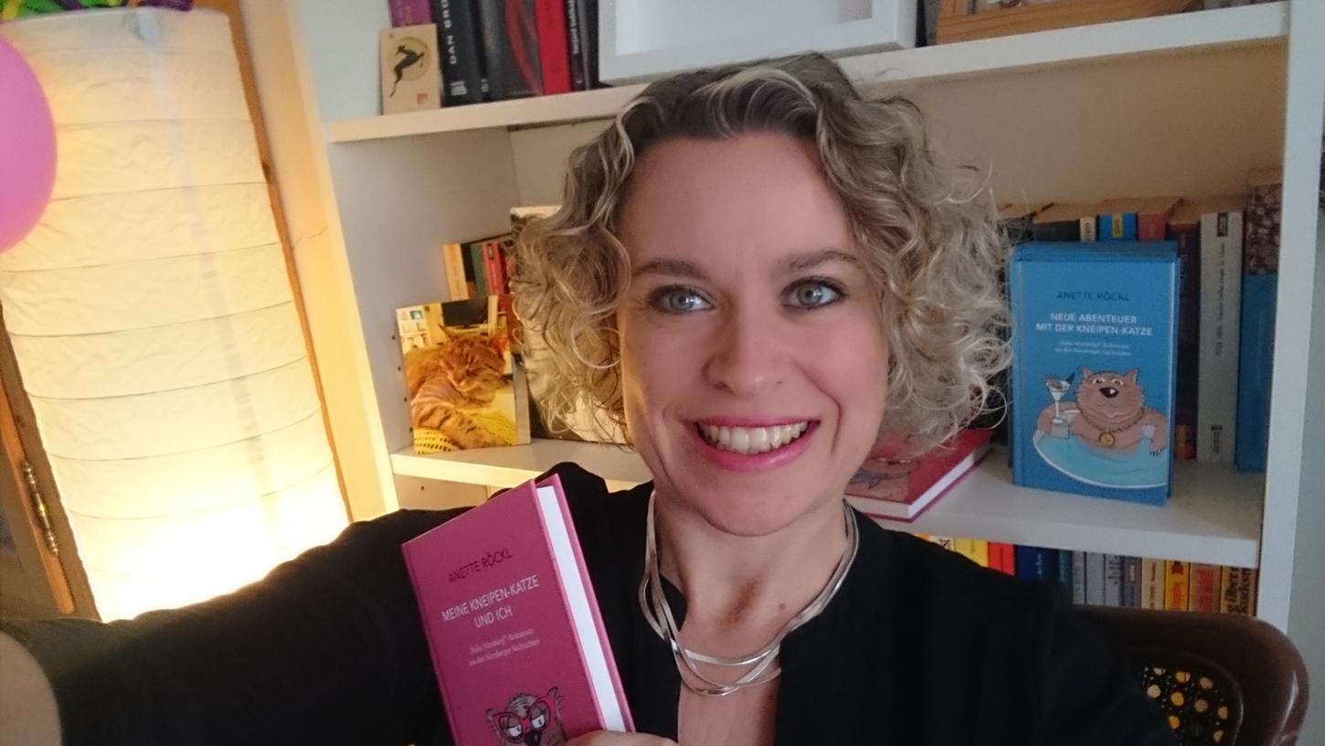 Ein Date mit der Kneipenkatze: NN-Kolumnistin Anette Röckl liest am Valentinstag in ihrem Wohnzimmer live aus ihren Kolumnen Ein Date mit der Kneipenkatze: NN-Kolumnistin Anette Röckl liest am Valentinstag in ihrem Wohnzimmer live aus ihren Kolumnen