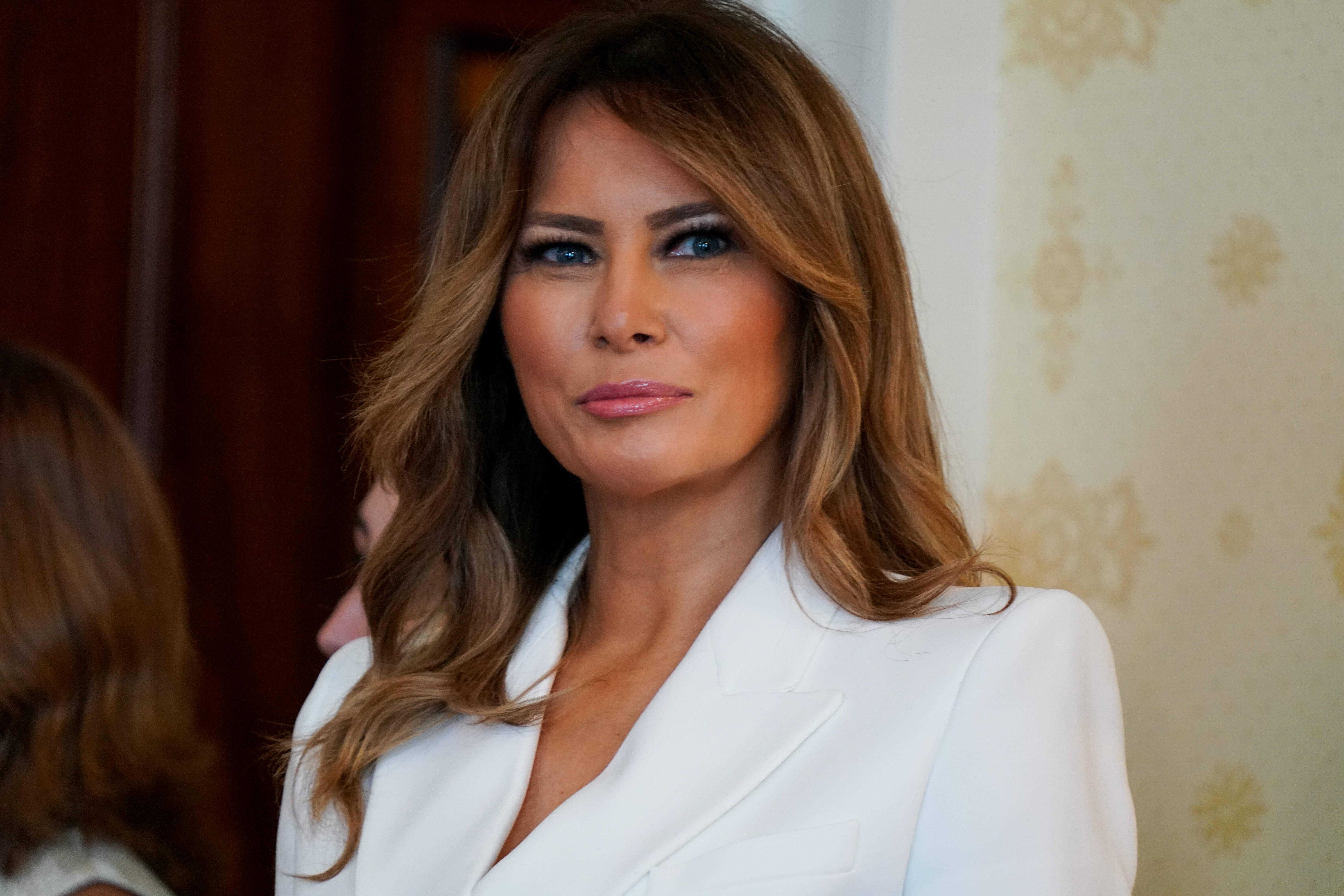 Nein, die Vorführdame meinte früher nicht die Gattin des US-Präsidenten. Aber Melania Trump hat früher mal als Model gearbeitet. Und das hieß in früheren Zeiten mal Vorführdame.