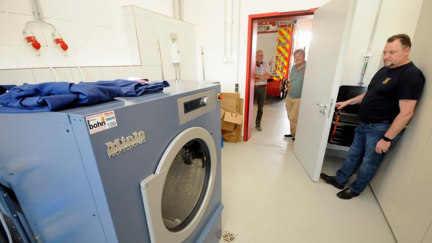 Hier wird selbst gewaschen: Zwei Maschinen für einen sauberen Kleiderpool.