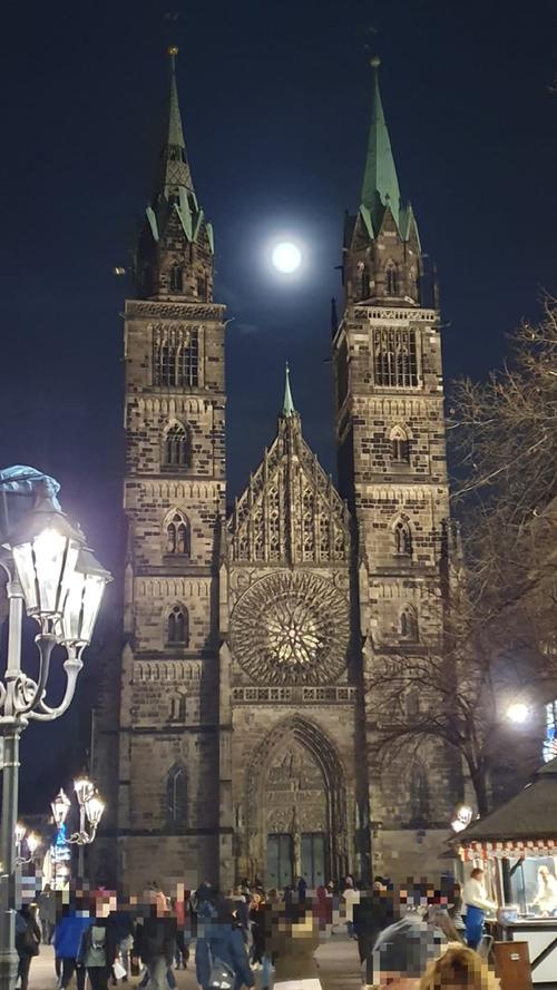 Die Lorenzkirche im gotischen Baustil bei Vollmond