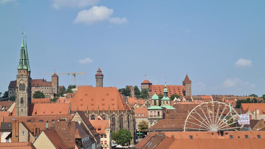 Ein Blick über Nürnbergs Dächer zeigt die schönen historischen Gebäude.
