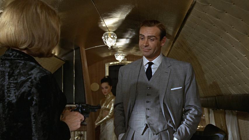 Connerys dritter Bond-Film "Goldfinger" von 1964 ging als die bis dato am schnellsten Geld einspielende Kinoproduktion in das Guinness-Buch der Rekorde ein. Allein in den ersten zwei Wochen flossen 2,9 Mio. US-Dollar in die Kinokassen, nach nur drei Wochen hatte der Film seine Produktionskosten wieder eingespielt. Erstmals konnte sich der Titelsong, gesungen von Shirley Bassey, in den Top Ten der Charts platzieren.
