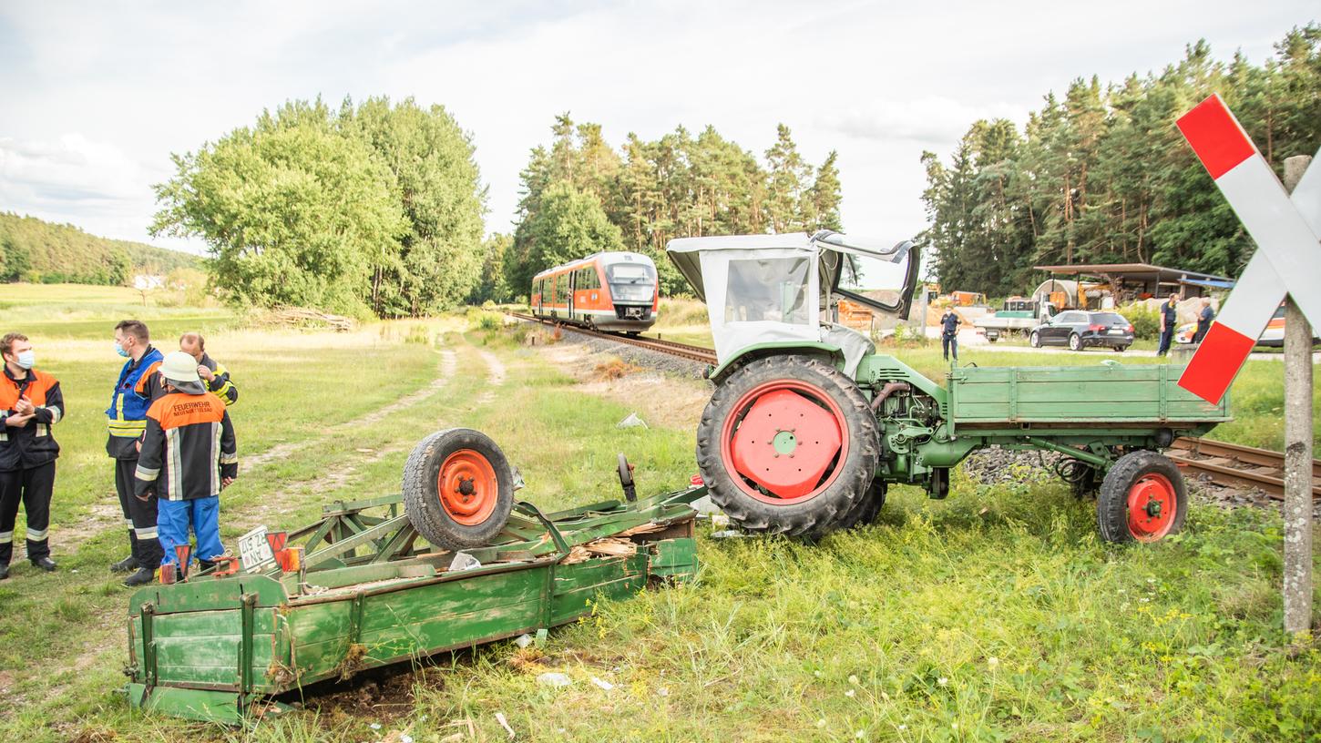 Weil der Zugführer geistesgegenwärtig bremste, erwischte die Bahn nur den Anhänger des landwirtschaftlichen Gespanns.