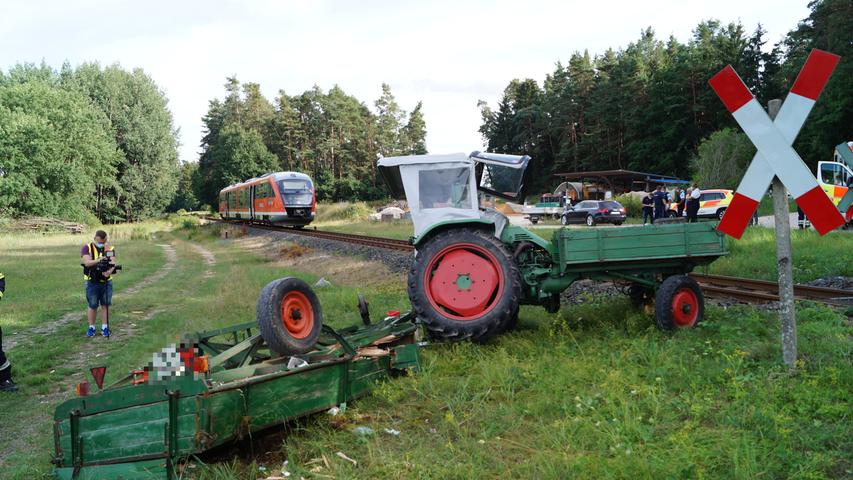 Zugunglück in Mittelfranken: Zug erfasst Traktor