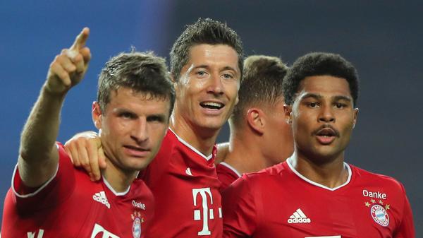 ESPN (USA): "Nachdem Lyon früh einige Chancen ausgelassen hatte, trifft Gnabry zweimal, Lewandowski köpft den dritten Treffer. Bayern erreicht somit den Showdown gegen Paris St. Germain."