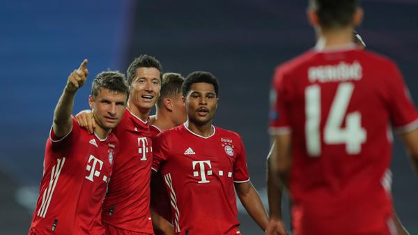 Guardian (England): "Gnabrys Doppelpack feuert Bayern ins Finale gegen PSG. Flicks Mannschaft ist mit so vielen Angriffswaffen vollgepackt, dass es sich unvermeidlich anfühlt, wenn einige von ihnen nicht zustechen, dass es eine andere tut. Heute war es Serge Gnabry, der Lyon die tödlichen Schnitte zugefügt hat, um am Sonntag ein köstliches Finale mit Paris Saint-Germain zu sichern. Bayern war viel zu gut für Lyon und wird auf PSG treffen. Ein Finale, das einem das Wasser im Mund zusammenlaufen lässt."