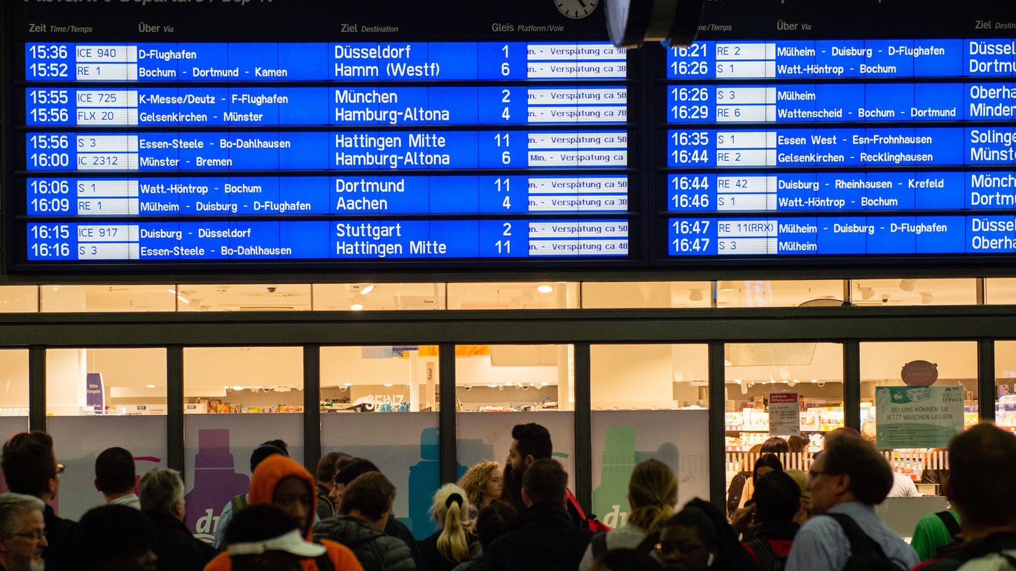 Kunden sind Zugverspätungen naturgemäß ein Dorn im Auge. Die Deutsche Bahn sollte bei Zugverspätungen nach Ansicht von Verbraucherschützern deutlich häufiger Geld zurückzahlen.
