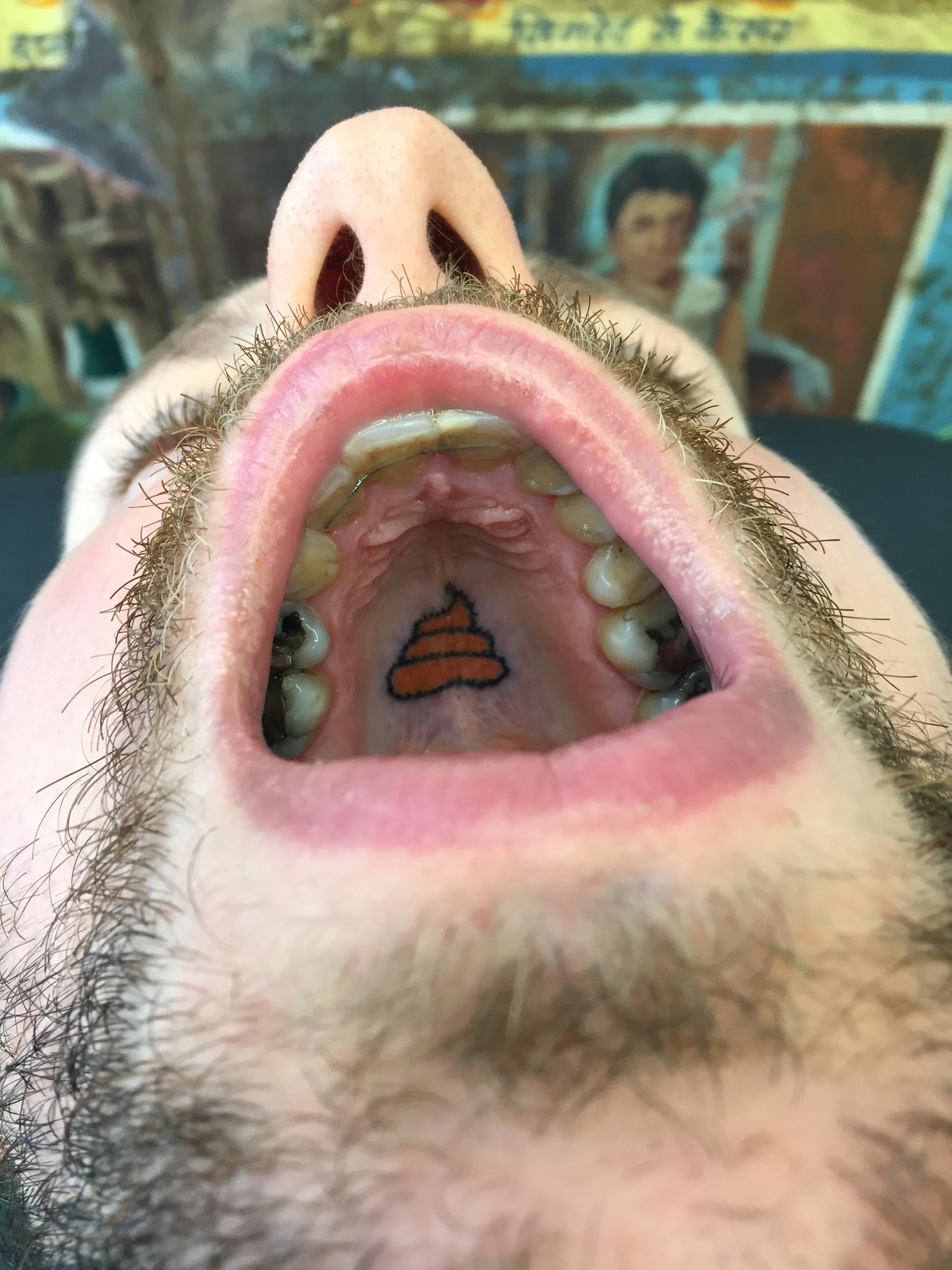 Und Jetzt Weit Auf Machen Belgier Tatowiert Gaumen Panorama Nordbayern