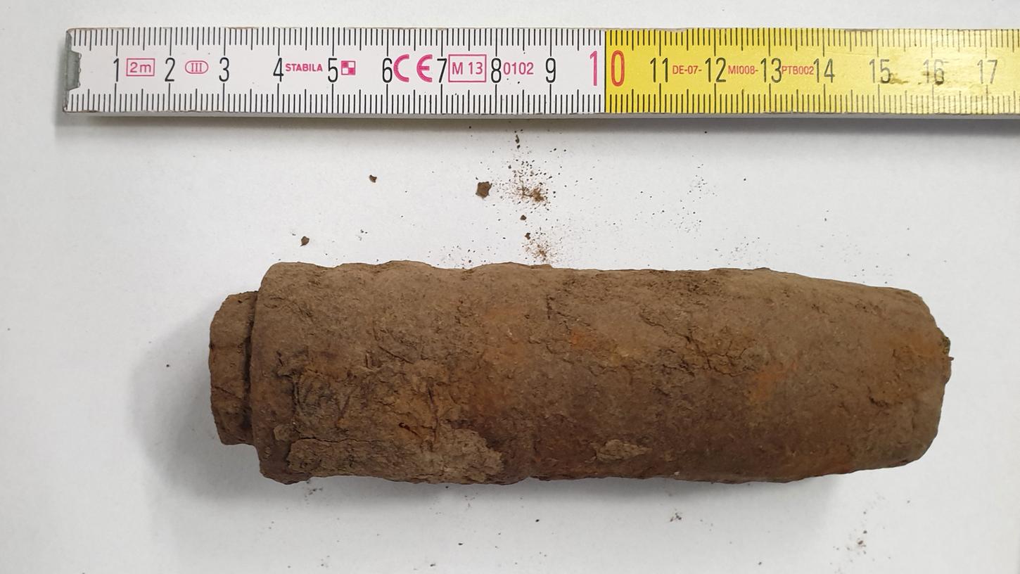Auch in Gaukönigshofen (Bayern) hatte ein Mann bereits 2020 eine Handgranate aus dem Zweiten Weltkrieg neben einem Feldweg gefunden.
Auch in Gaukönigshofen (Bayern) hatte ein Mann bereits 2020 eine Handgranate aus dem Zweiten Weltkrieg neben einem Feldweg gefunden.