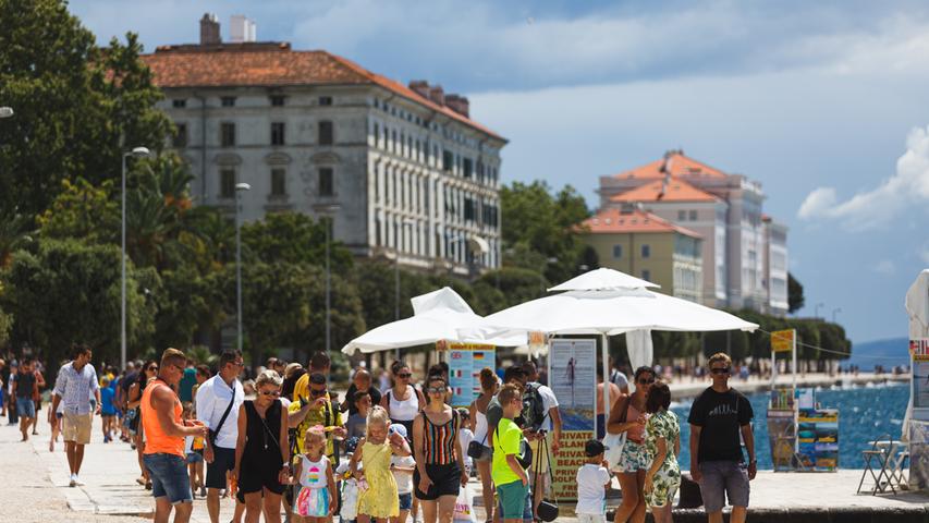 Sonnenhungrige Touristen spazieren entlang der Uferpromenade in Zadar. Die kroatische Hafenstadt an der Adria wird von Ryanair fünfmal die Woche angeflogen.