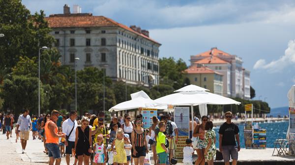 Sonnenhungrige Touristen spazieren entlang der Uferpromenade in Zadar. Die kroatische Hafenstadt an der Adria wird von Ryanair fünfmal die Woche angeflogen.