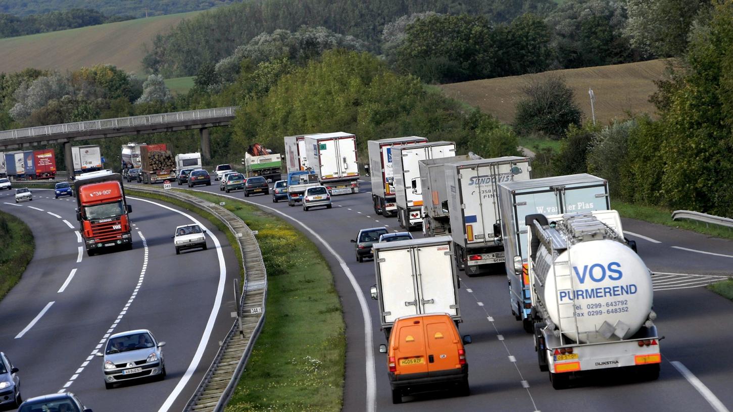 Eine Stuttgarterin hat am Heck ihres Wagens eine blaue Folierung samt Aufschrift Eine Stuttgarterin hat am Heck ihres Wagens eine blaue Folierung samt Aufschrift