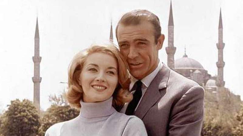 In "Liebesgrüße aus Moskau" bekommt es 007 unter anderem mit der schönen KGB-Agentin Tatiana Romanova, gespielt von der Italienerin Daniela Bianchi, zu tun. Für Sean Connery - und viele Kritiker - ist der zweite Bond-Film einer seiner besten.