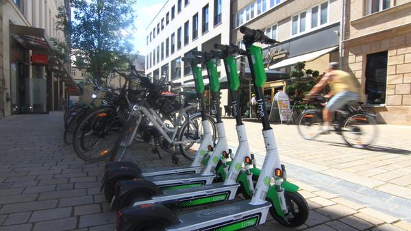 Weiß-grüne Elektro-Scooter von "Lime"