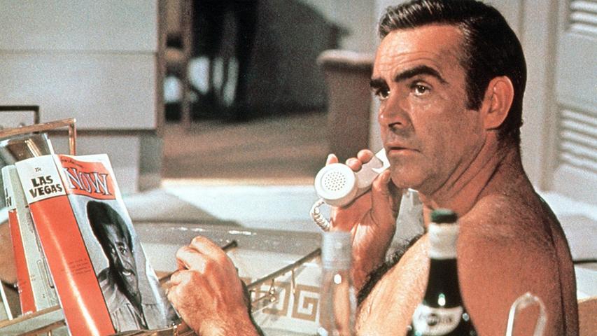 Auch Geheimagenten brauchen Entspannung: Sean Connery 1971 in "Diamantenfieber". Der Film von Guy Hamilton wurde von der Kritik eher als "solide" eingestuft, das Beste daran sei die Rückkehr Connerys nach vierjähriger Pause als James Bond.