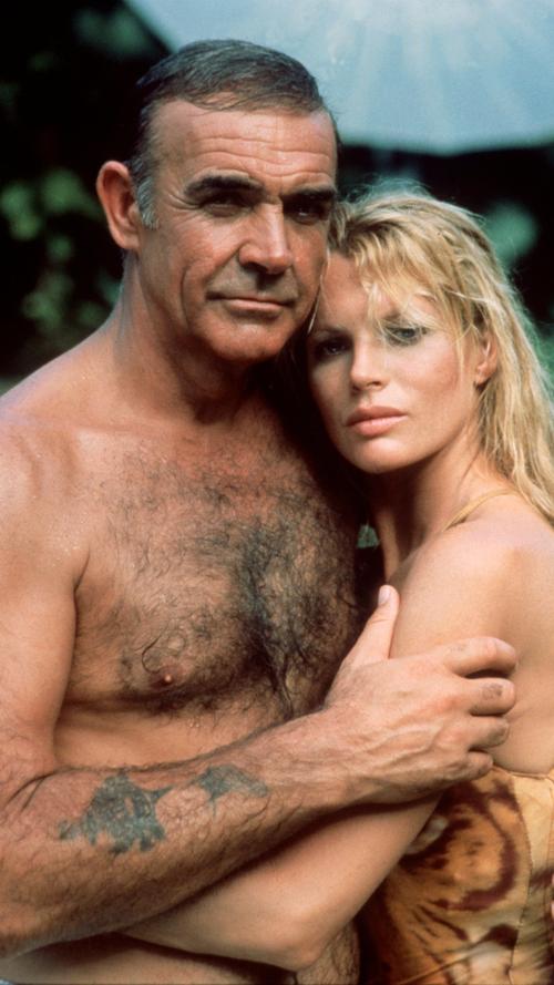 Nach "Diamentenfieber" wollte sich Sean Connery eigentlich endgültig von James Bond verabschieden, worauf seine damalige Ehefrau Diane Cilento erwidert haben soll: "Sag niemals nie!" Unter diesem Titel kam dann auch 1983 die Neuverfilmung von "Feuerball" ins Kino. Zum allerletzten Mal trat der inzwischen 53-Jährige darin mit der Lizenz zum Töten an. Als alternder Agent mit Figur- und Konditionsproblemen verlieh er der Rolle dabei durchaus selbstironische Züge. Für Kim Basinger bedeutete der Part des Bond-Girls zugleich der Durchbruch als Schauspielerin.
